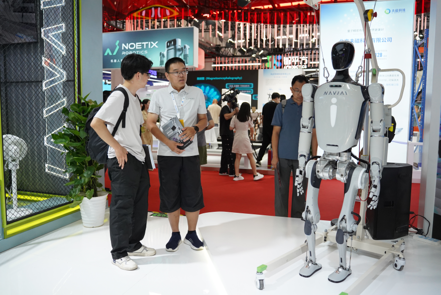 人形機器人NAVIAI炸了！