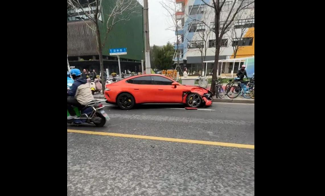 沃爾沃與小米汽車發生相撞事故，安全性能實測引圍觀