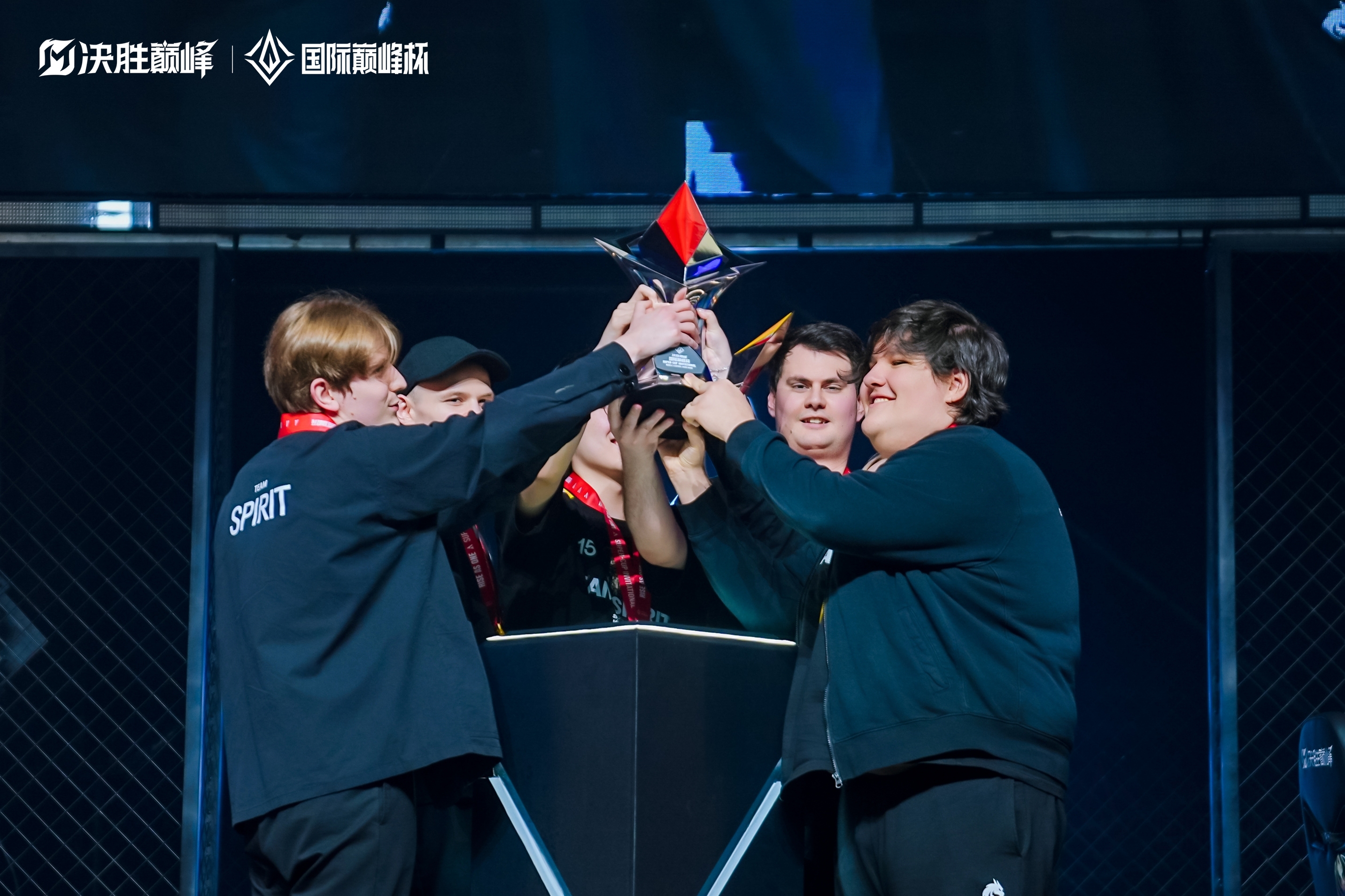 Team Spirit捧杯圖.jpg
