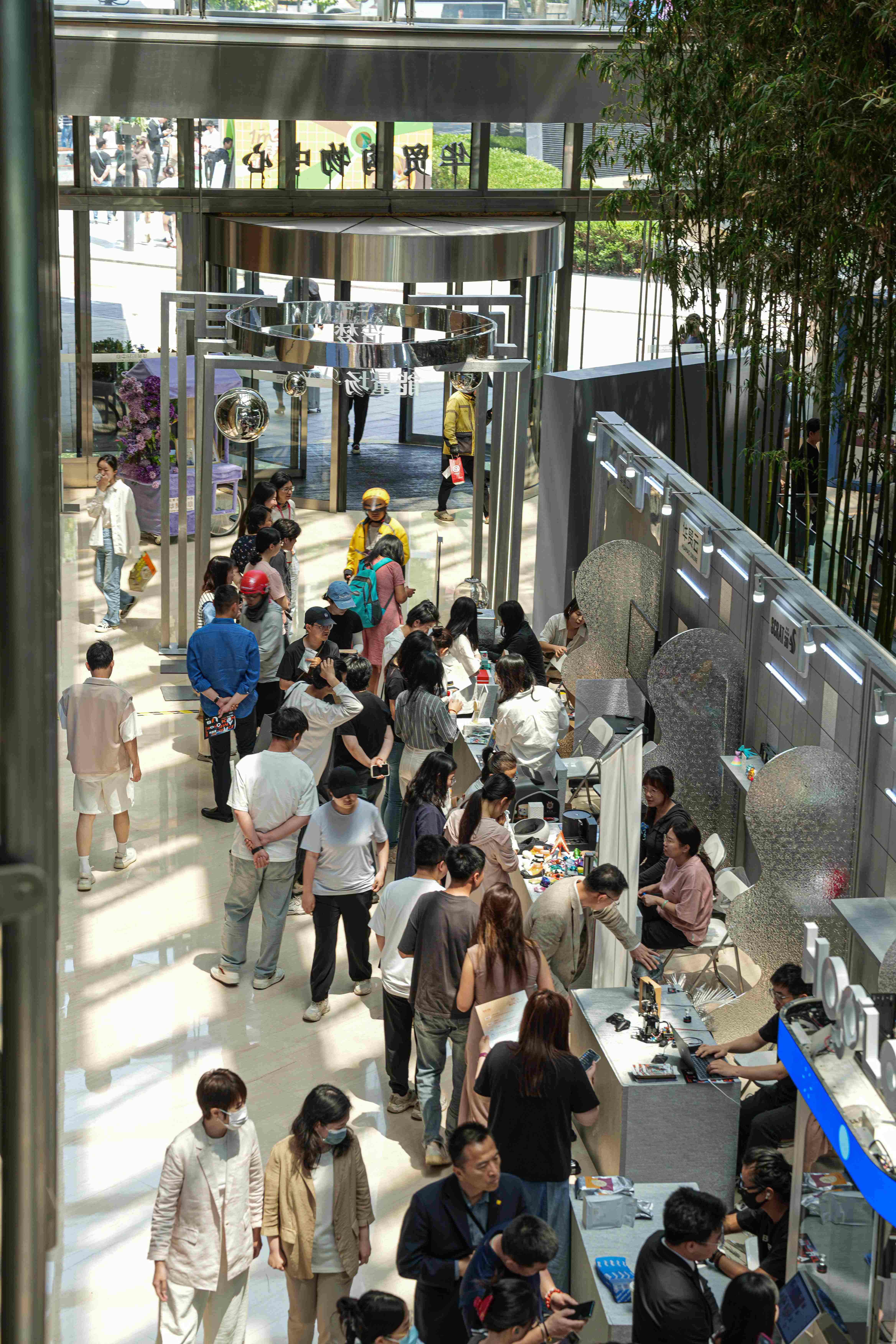 科技藝術(shù)碰撞，商業(yè)機(jī)遇綻放！華貿(mào)中心AI科技藝術(shù)節(jié)，共赴科技藝術(shù)盛宴！