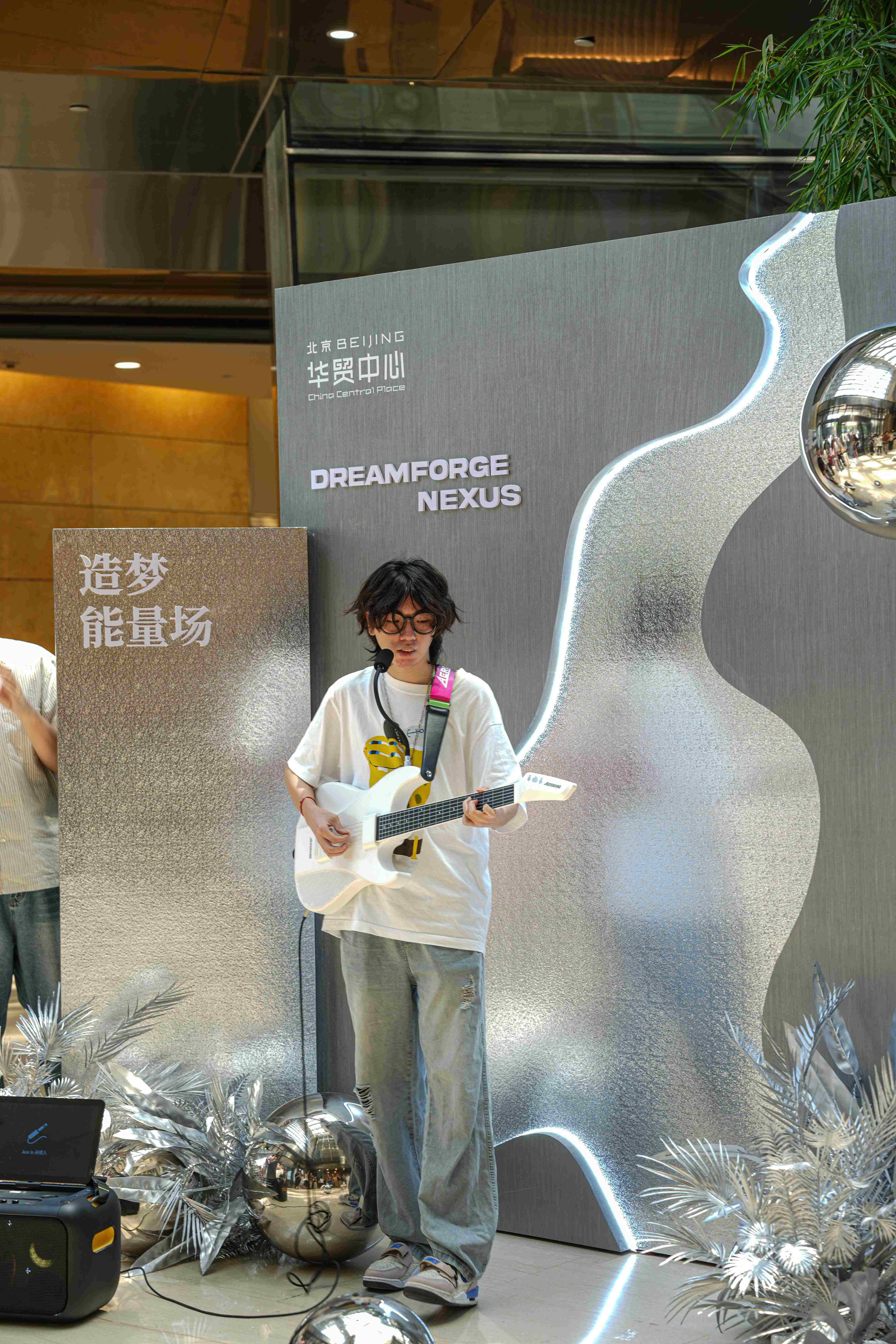 科技藝術(shù)碰撞，商業(yè)機(jī)遇綻放！華貿(mào)中心AI科技藝術(shù)節(jié)，共赴科技藝術(shù)盛宴！