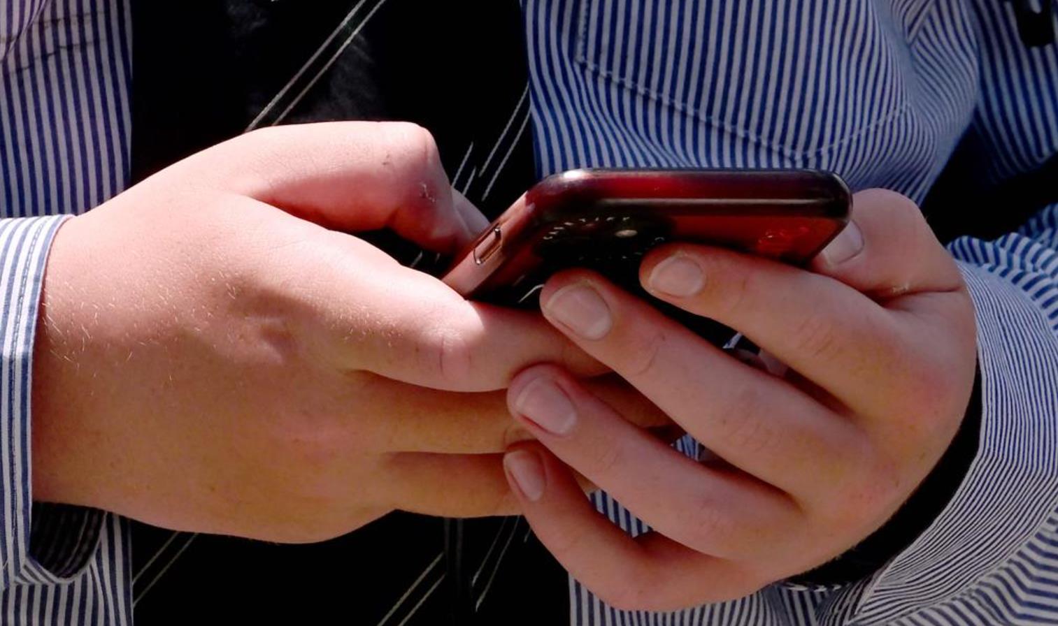 荷蘭提議15歲以下社交媒體禁令：守護(hù)青少年心理健康