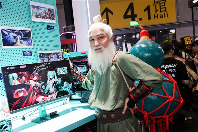 BW2025 ROG絕神 RO姬x初音未來(lái)版電競(jìng)顯示器，雙模新品閃耀登場(chǎng)